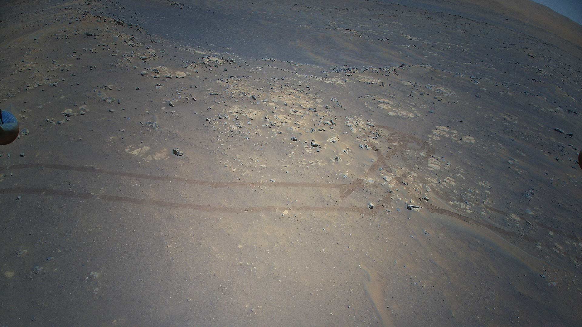 Mars_Helicopter_aerial-shot-of-perseverance-tracks