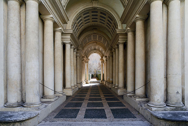 640px-Forced_perspective_gallery_by_Francesco_Borromini