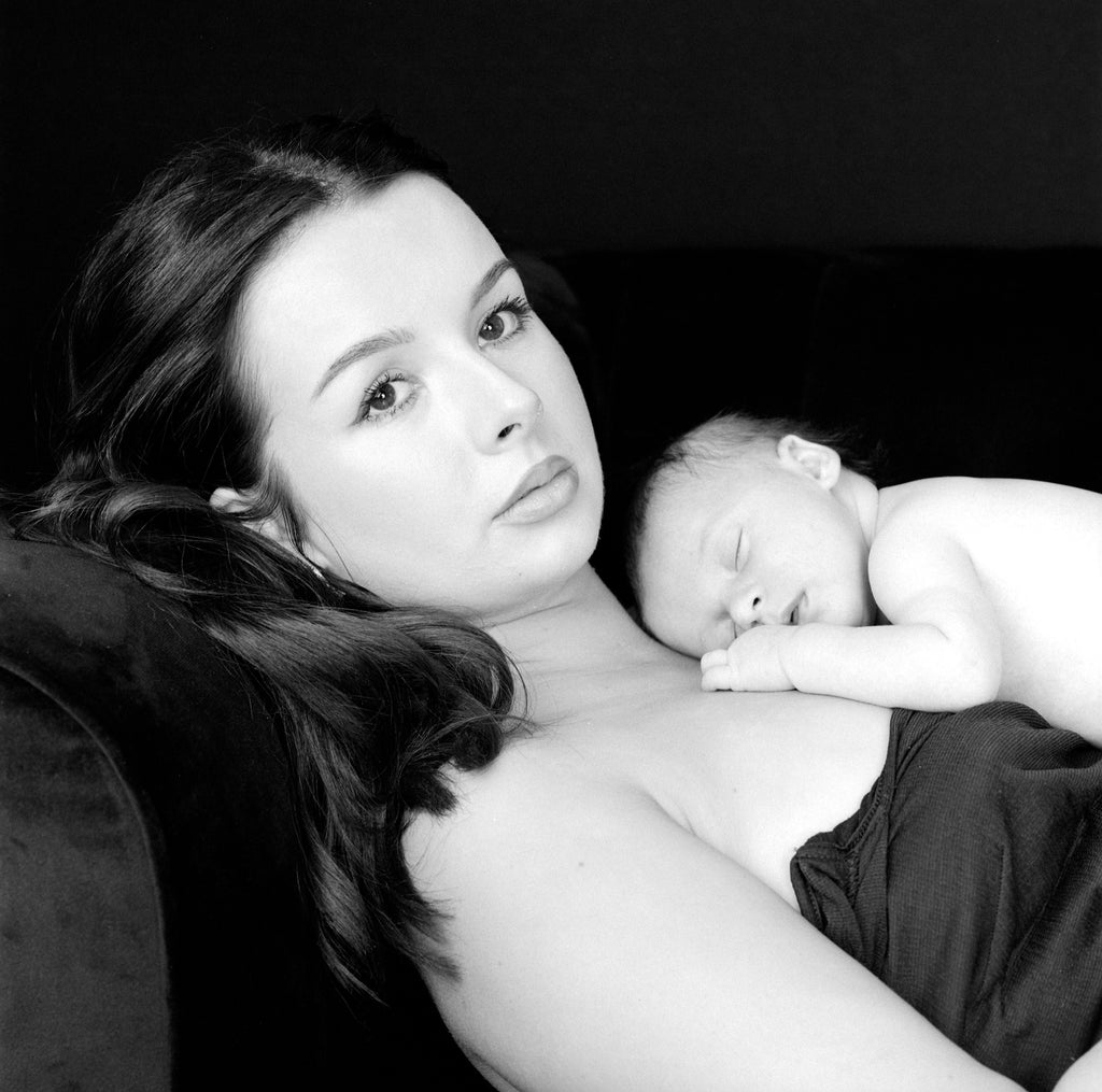 mère et bébé photographiés sur tri-x par Ted Smith Photography